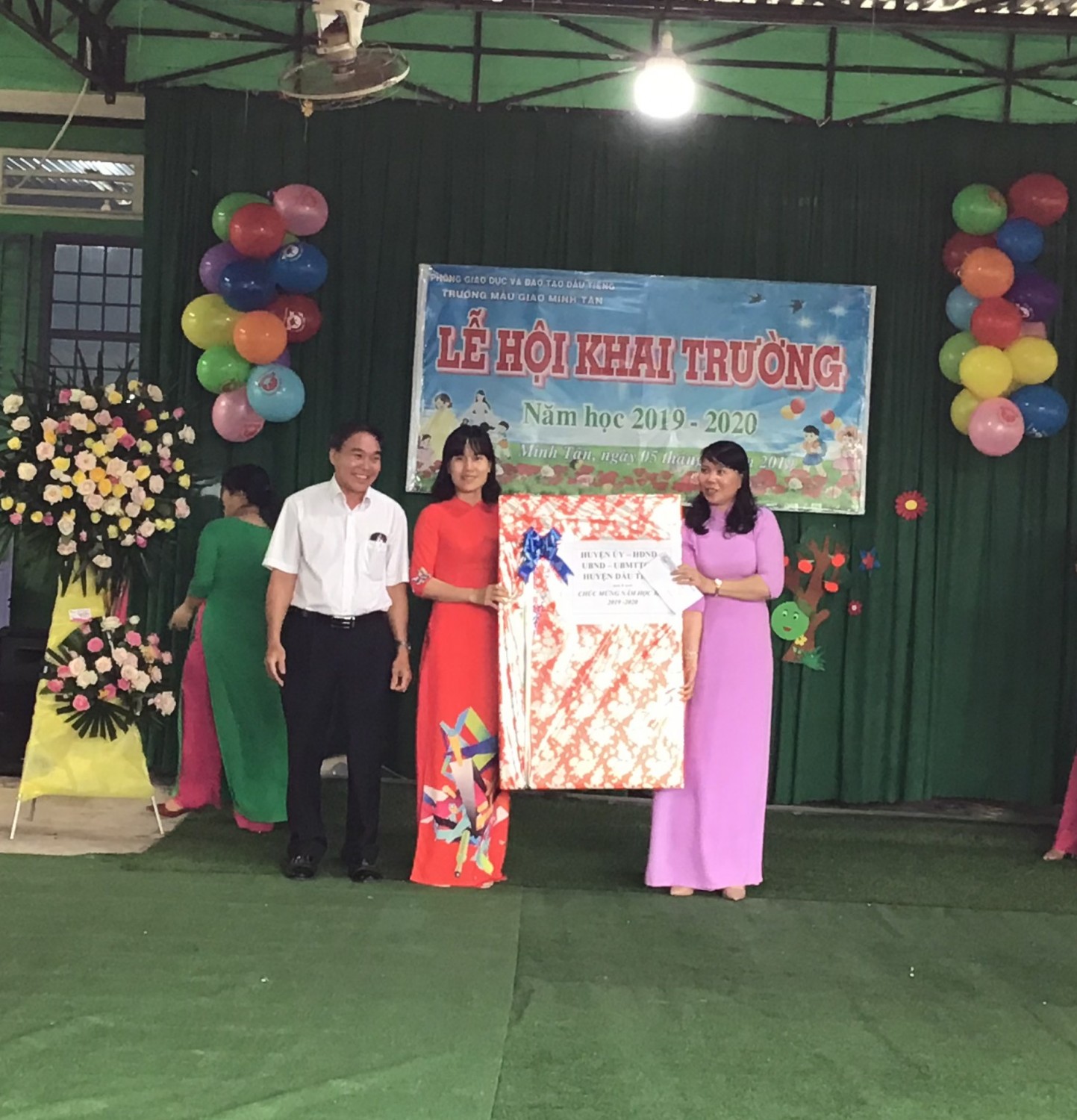 Đ/c : Lê Đình Dược Bí thư Đảng Ủy lên tặng quà của HĐND – UBND -UBMTTQ cho nhà trường .