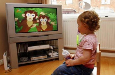 Vì sao trẻ dưới 3 tuổi không nên xem ti vi
