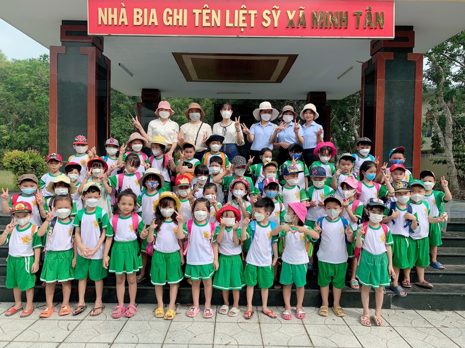 Trẻ 5 tuổi lớp lá thăm quan " Nhà bia ghi tên liệt sỹ xã Minh Tân, Trung tâm văn hóa xã Minh Tân"