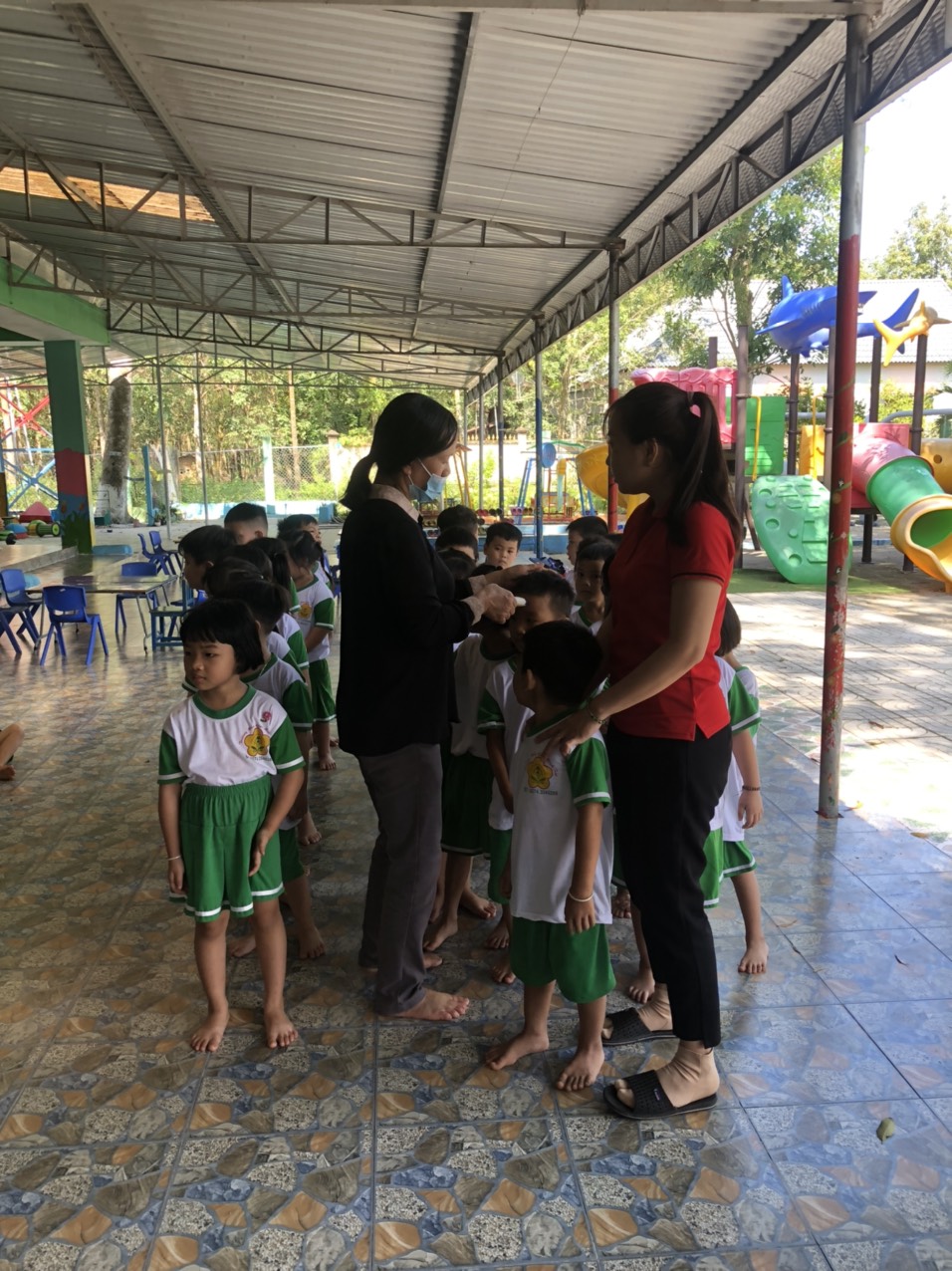 Trường Mẫu giáo Minh Tân triển khai chiến dịch tiêm vắc xin Sởi – Rubela, uống vắc xin phòng Bại liệt lần 1 cho trẻ tại trường.
